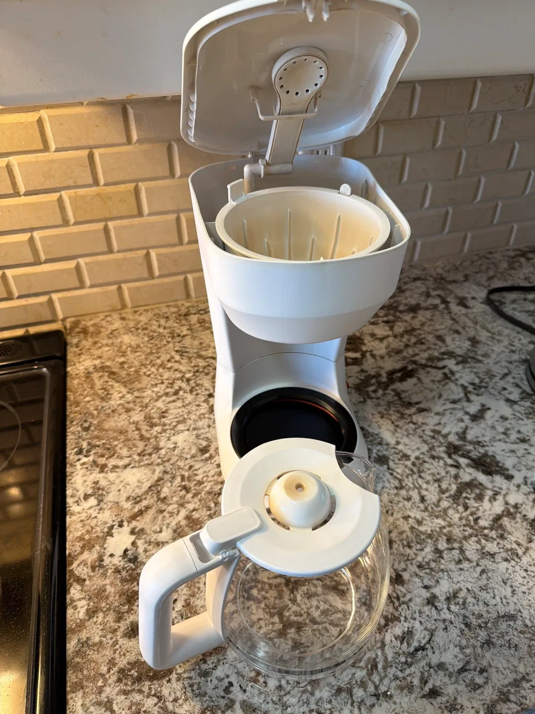 White Coffee Maker (and a free can of coffee!) image indicator(2)