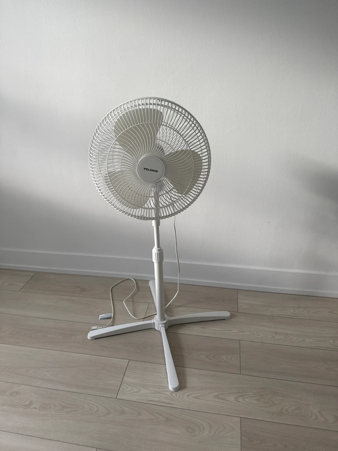 Pelonis White Stand Fan - photo 2