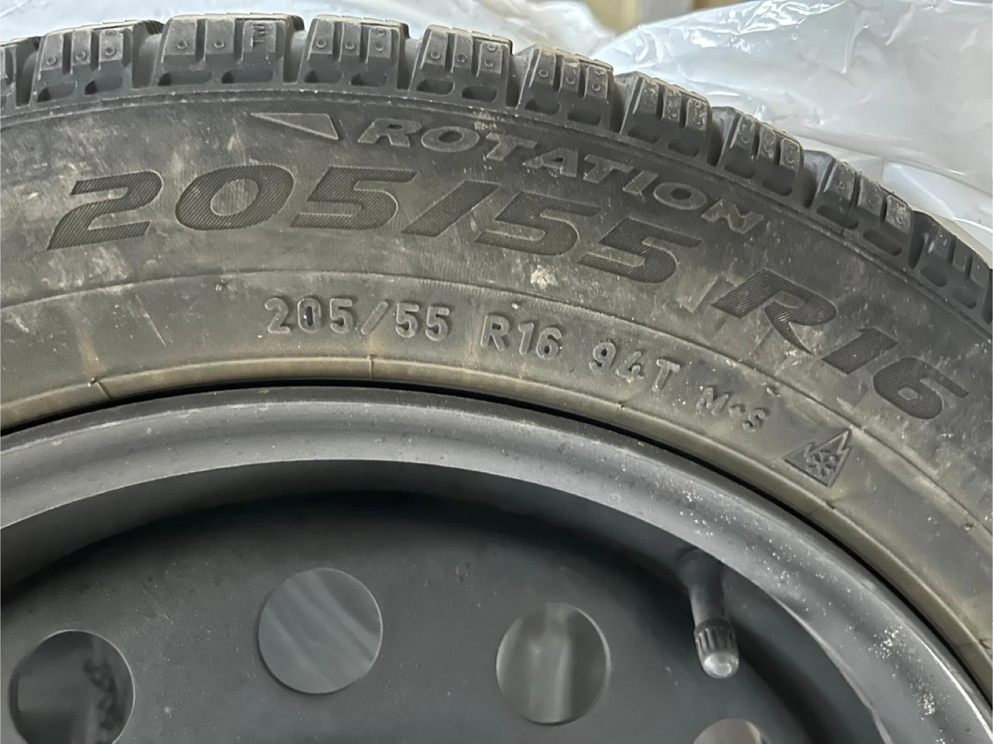 Pirelli Ice Zero Studless 205/55R16 Winter Tire