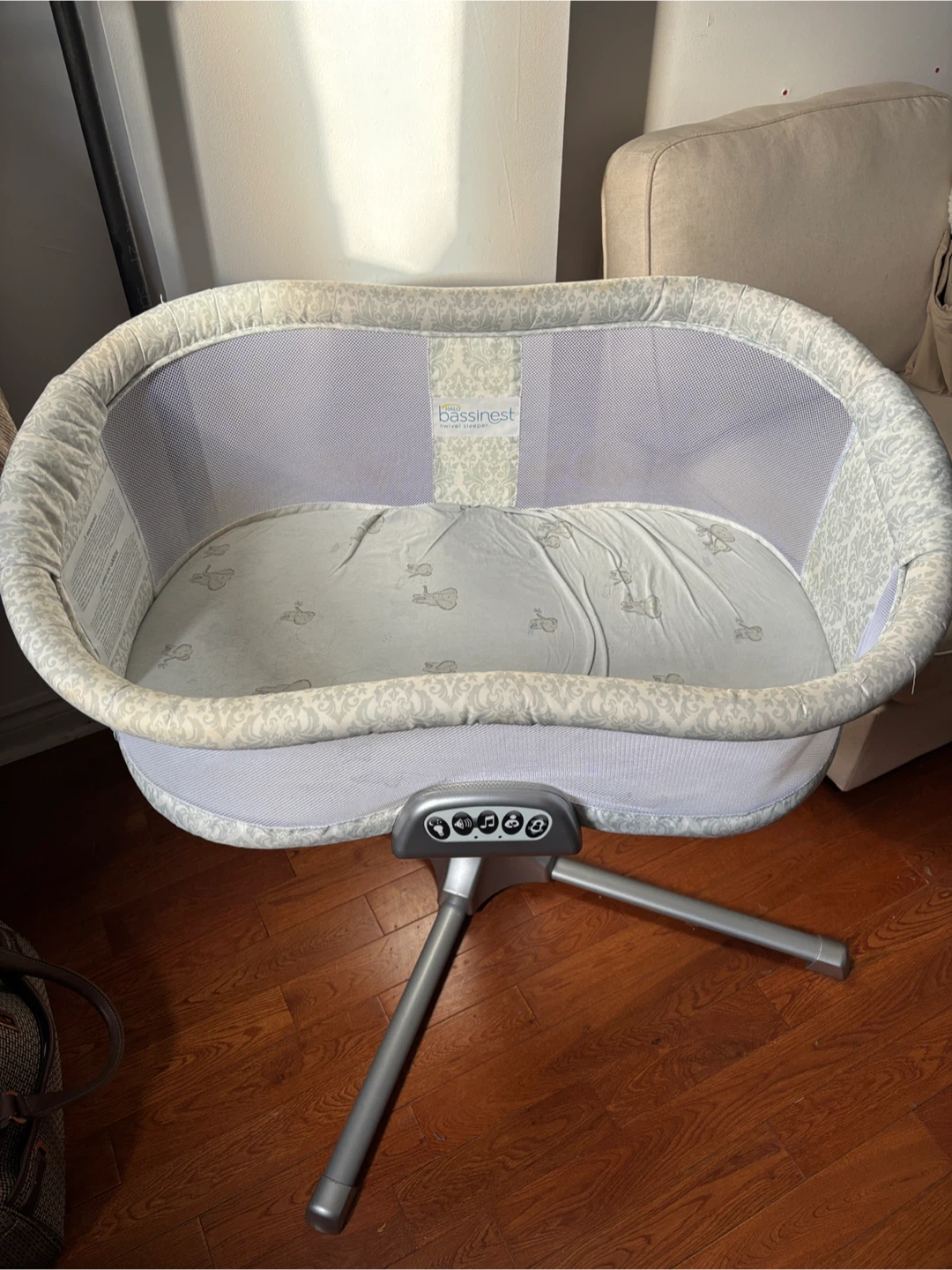 Halo Bassinest Swivel Sleeper +  2 fitted sheets