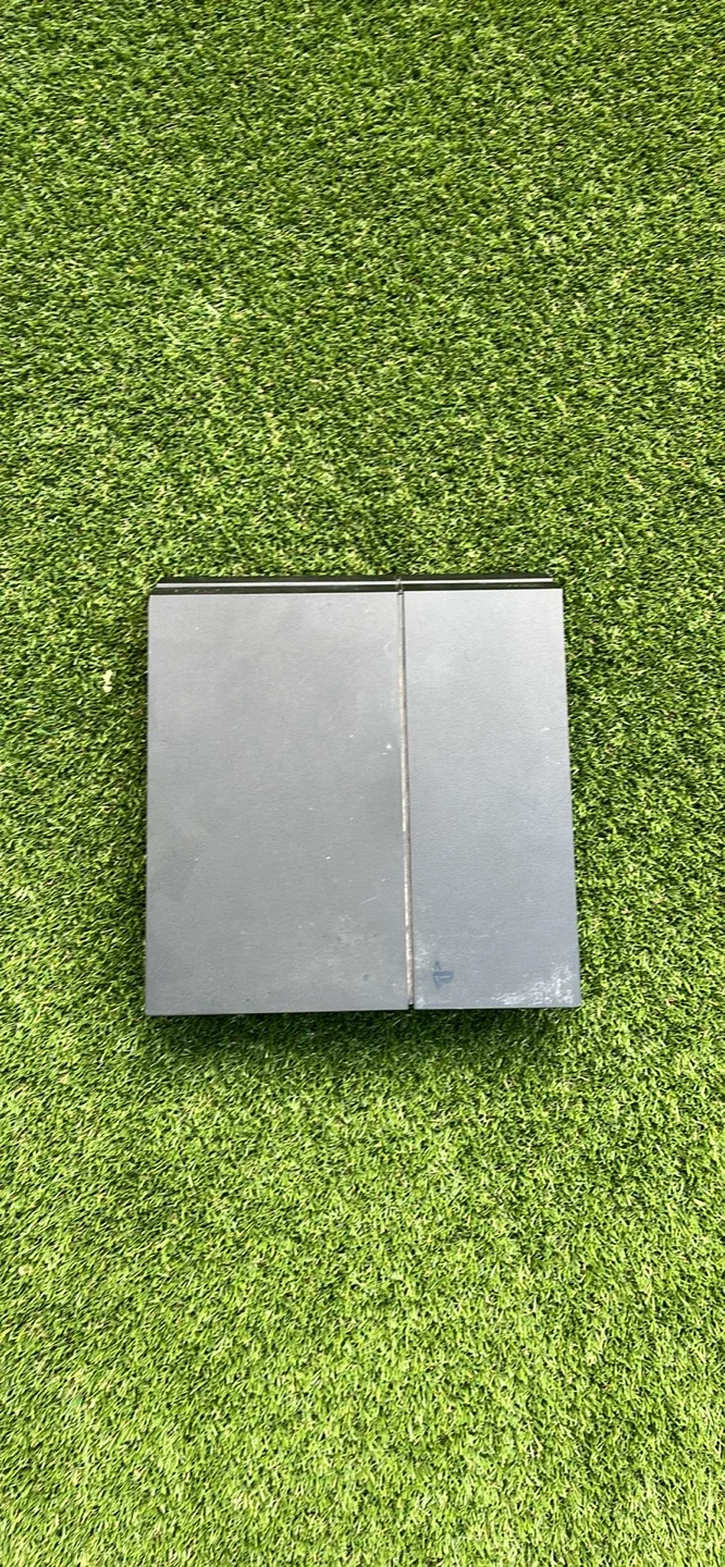 Sony PlayStation 4 (PS4)