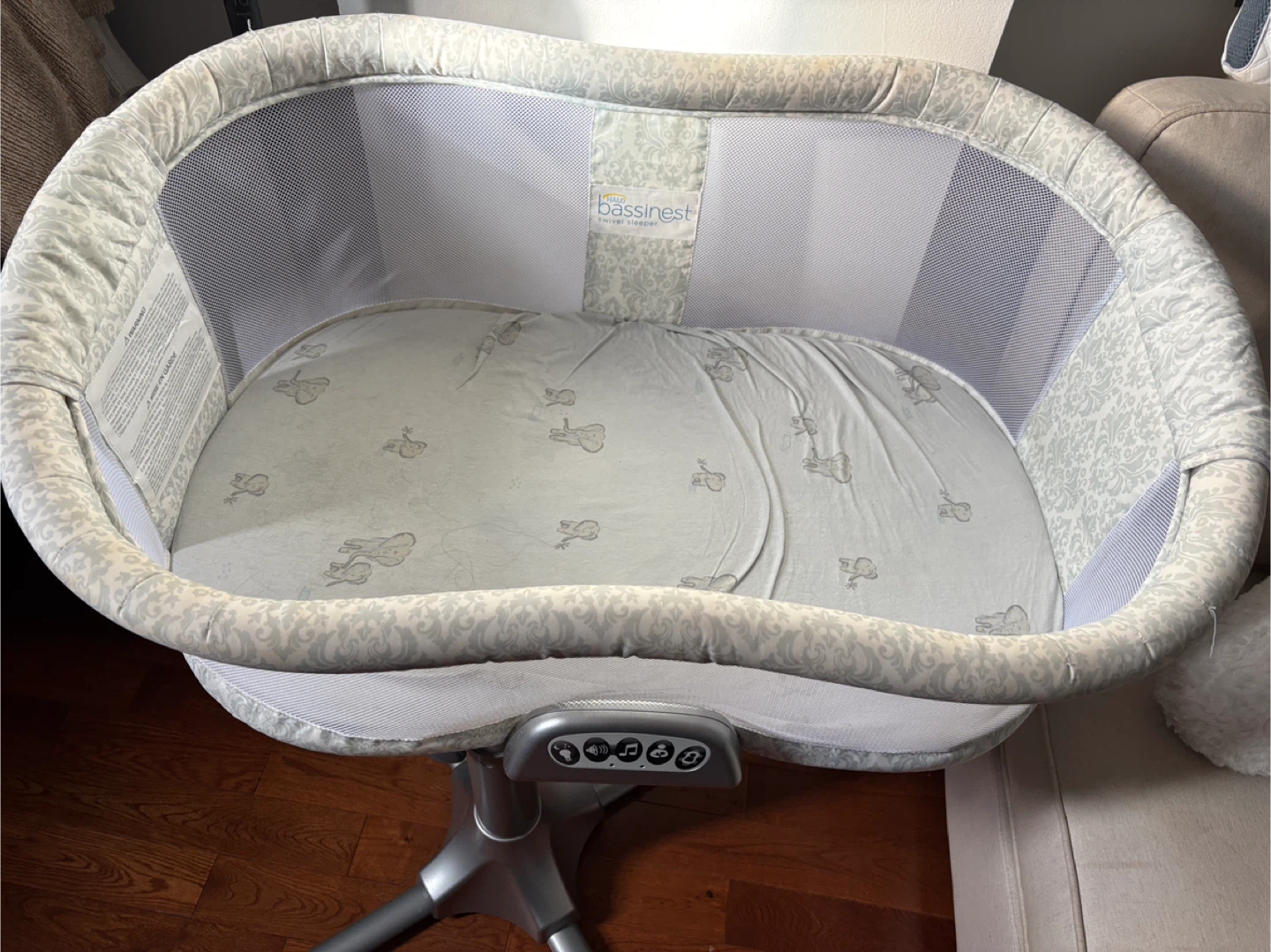 Halo Bassinest Swivel Sleeper +  2 fitted sheets - photo 2