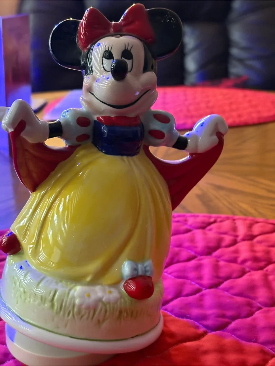 Disney Snow White Figurine image indicator(3)