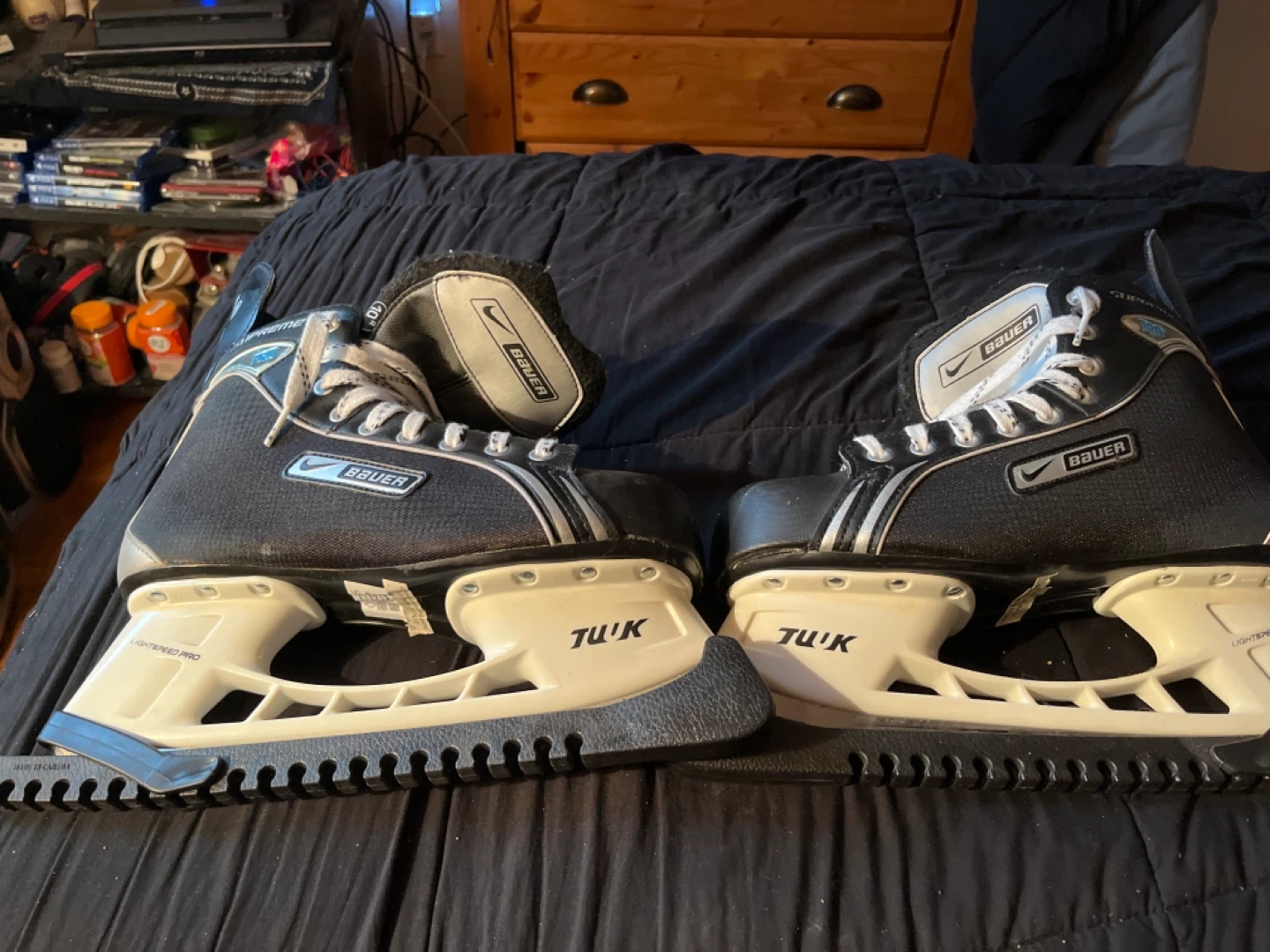 Nike  Bauer hockeys skates with skate gaurds - photo 2