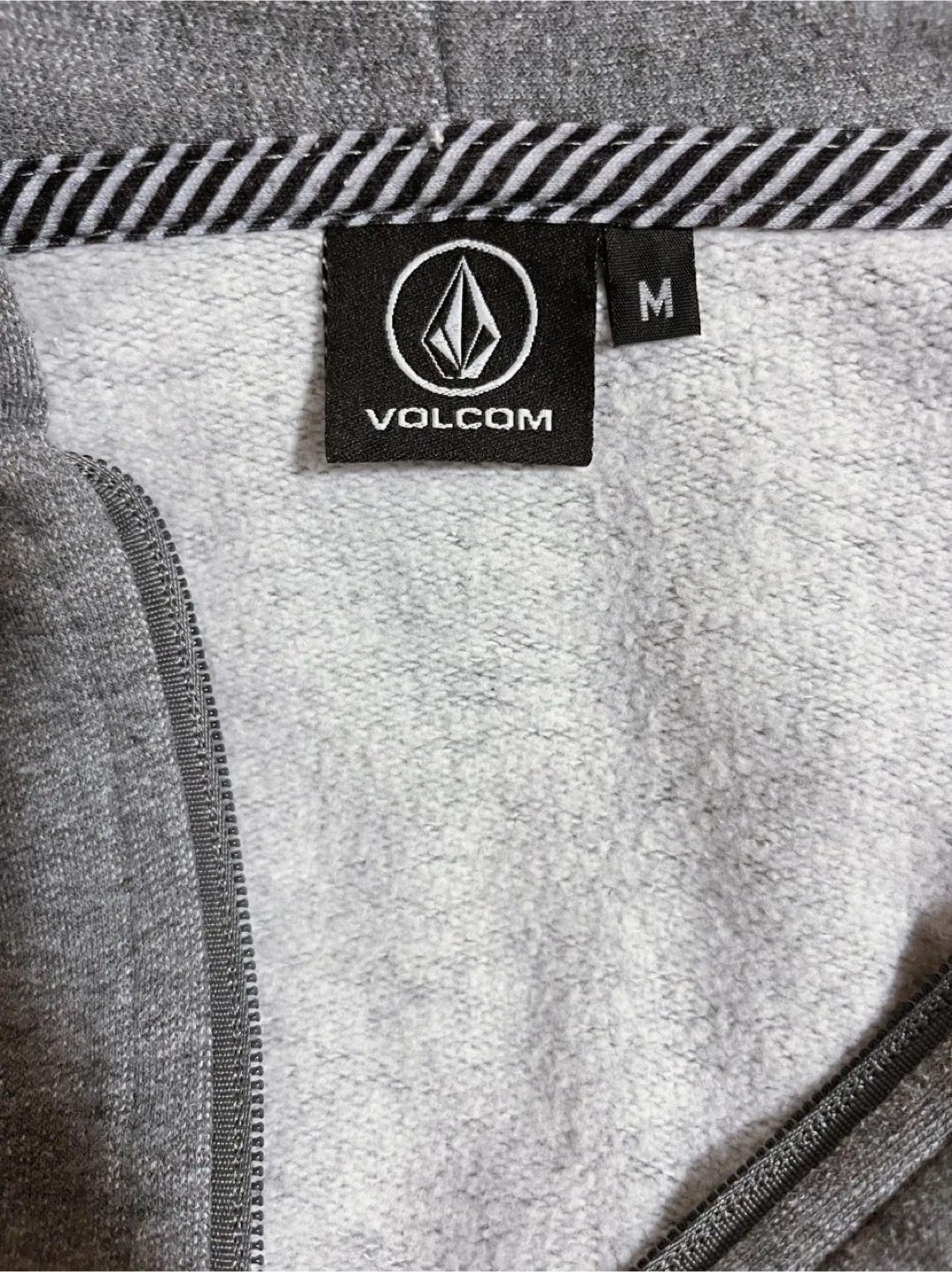 Men’s Volcom Fleece Hoodie & Old Navy Fleece Joggers - Size M image indicator(3)