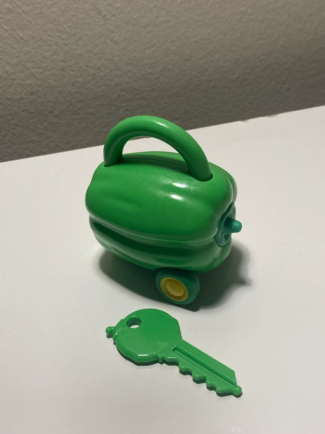 Green Bell Pepper Lock Toy with Key image indicator(3)