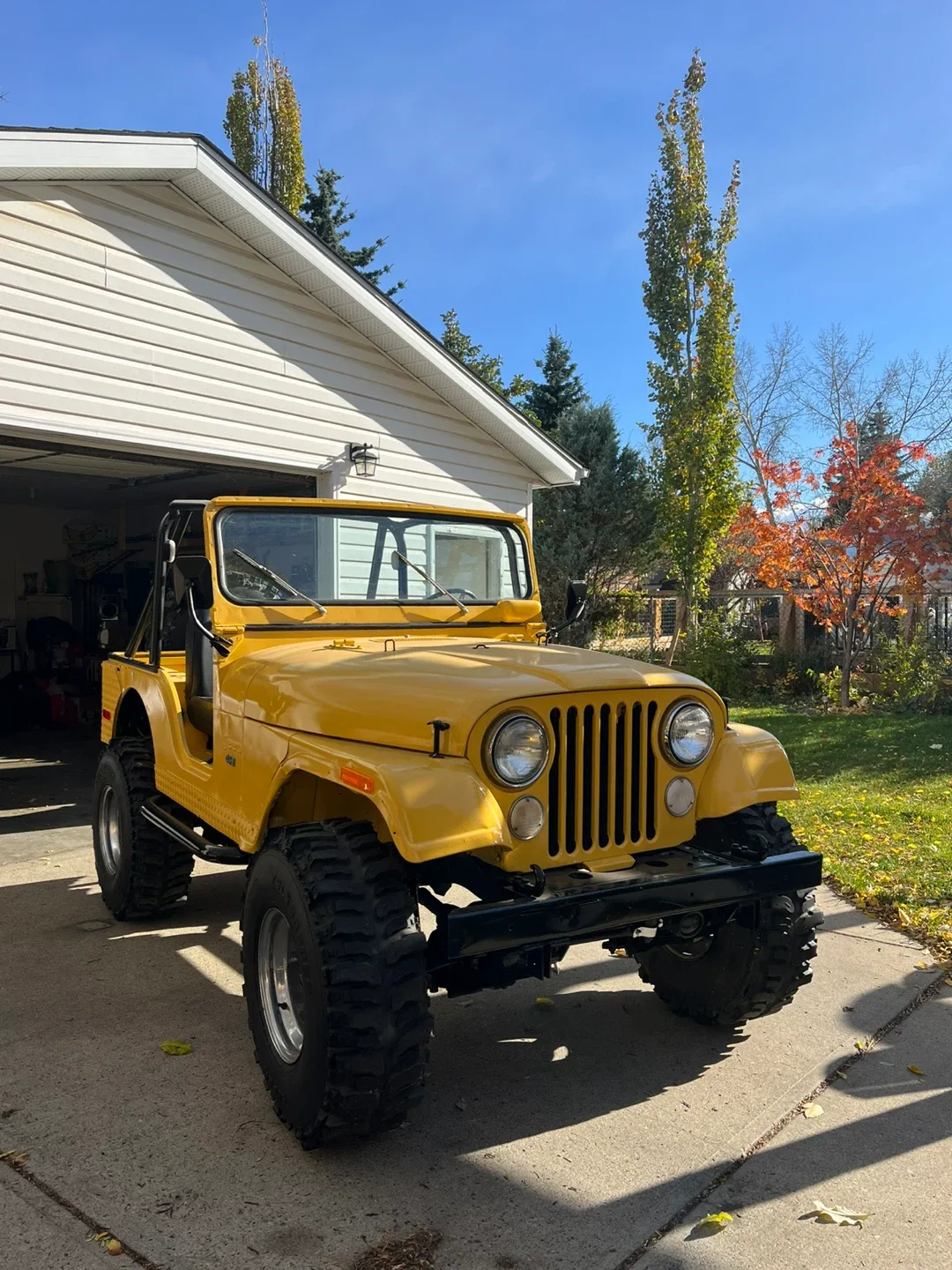 Vintage Yellow Jeep CJ-5 image indicator(3)