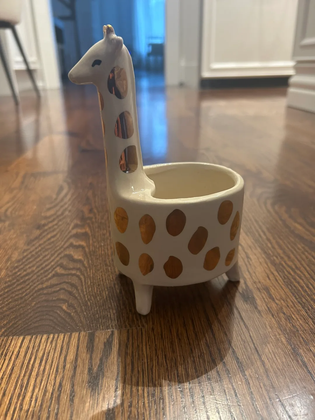 Gold spotted giraffe ceramic planter image indicator(3)