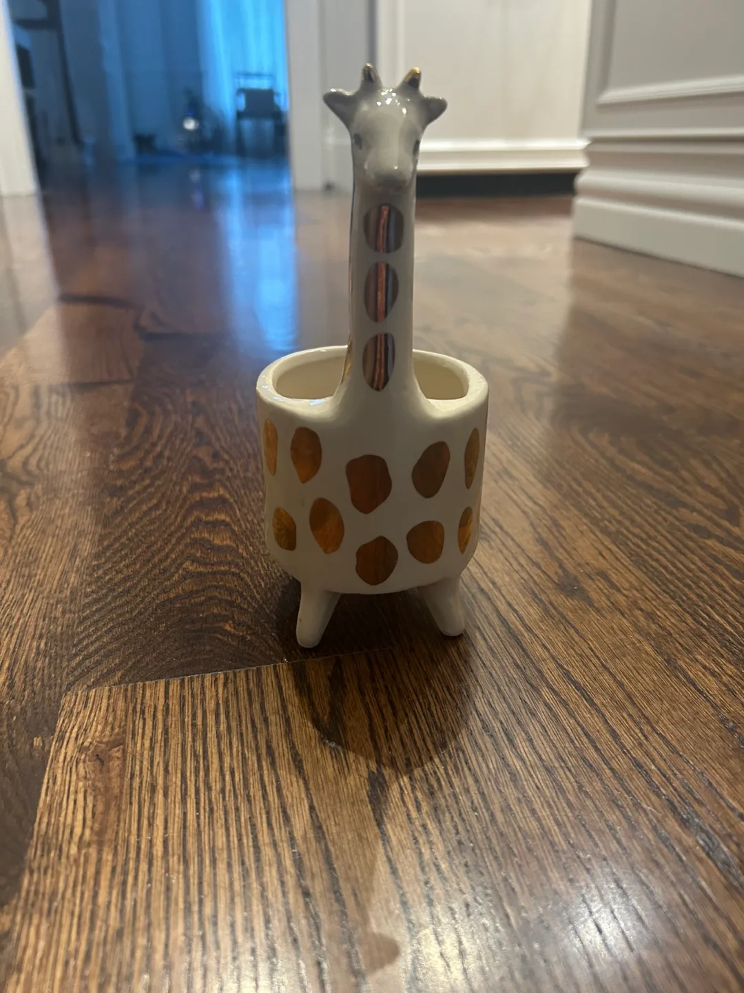 Gold spotted giraffe ceramic planter image indicator(2)