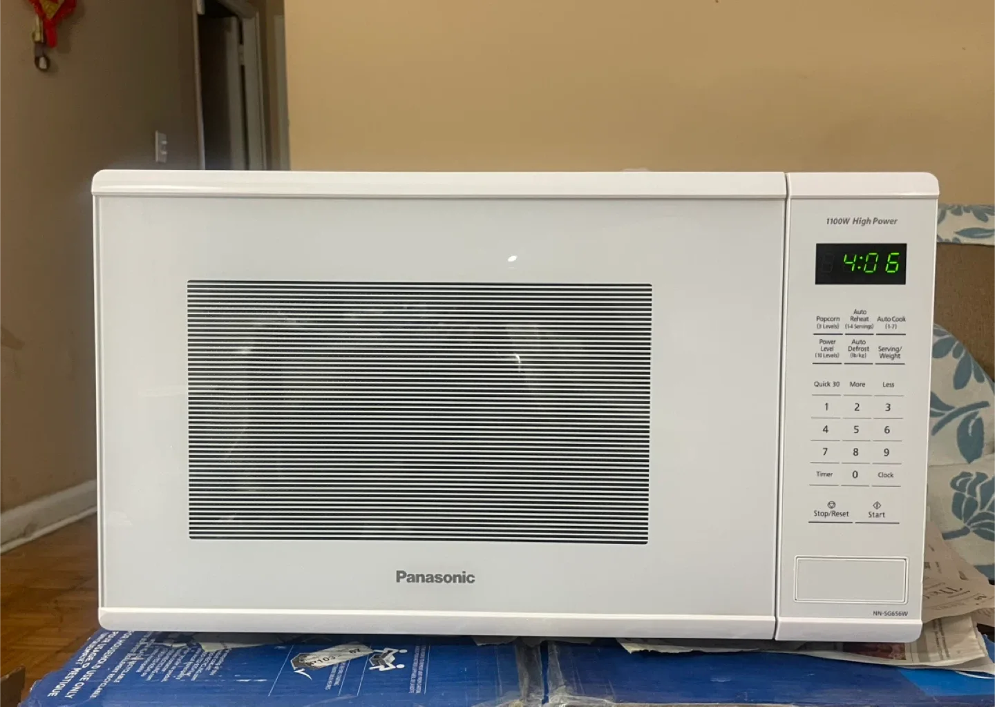 Panasonic NN-SG656W Microwave - Like New! thumbnail