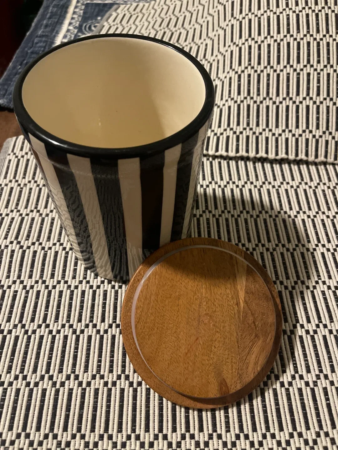 Striped Ceramic Jar with Wooden Lid image indicator(3)