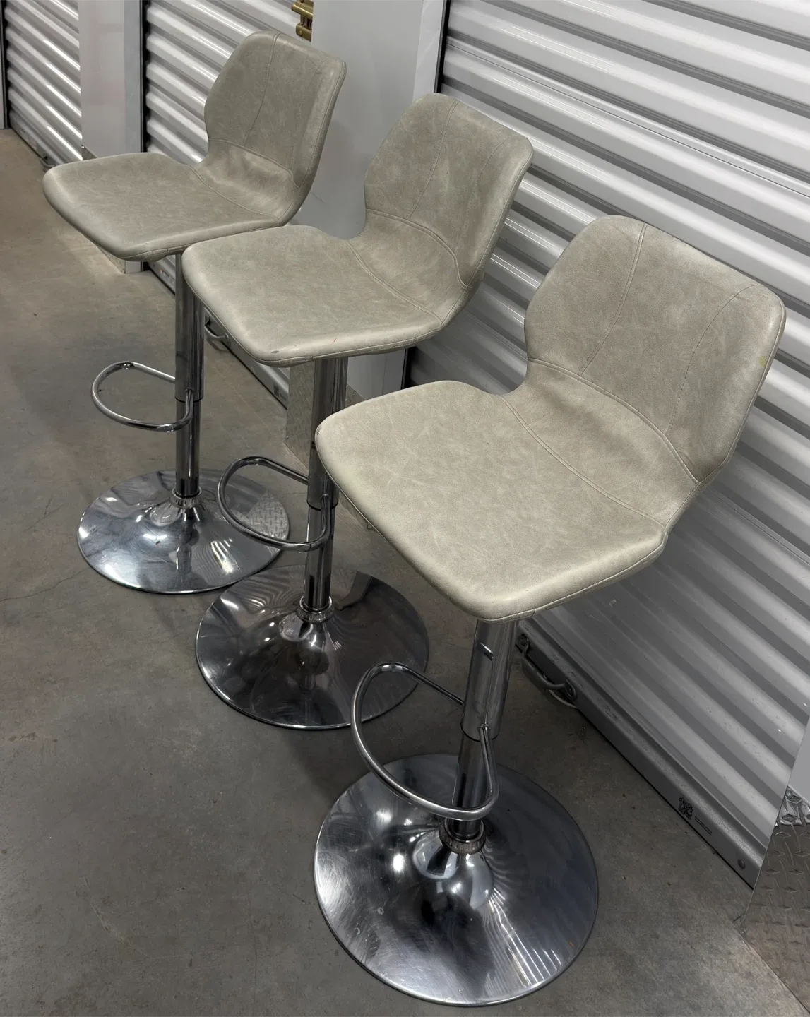 Set of 3 Adjustable Height Bar Stools image indicator(2)