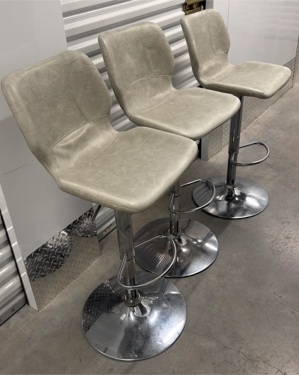 Set of 3 Adjustable Height Bar Stools image indicator(3)