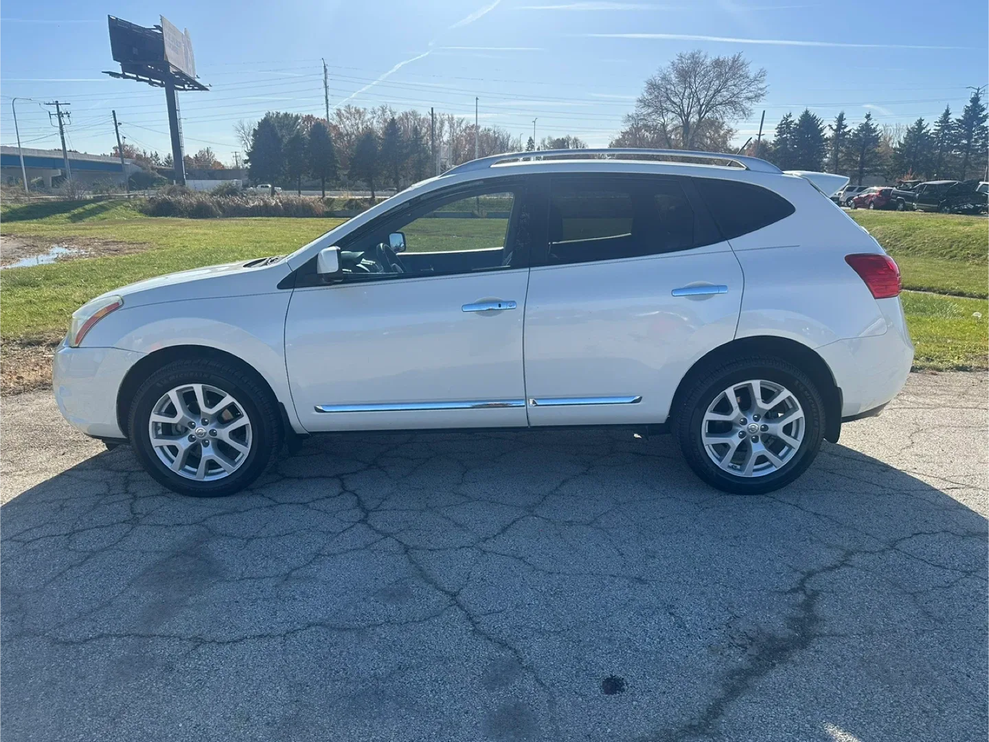 Nissan Rogue SUV - White image indicator(2)