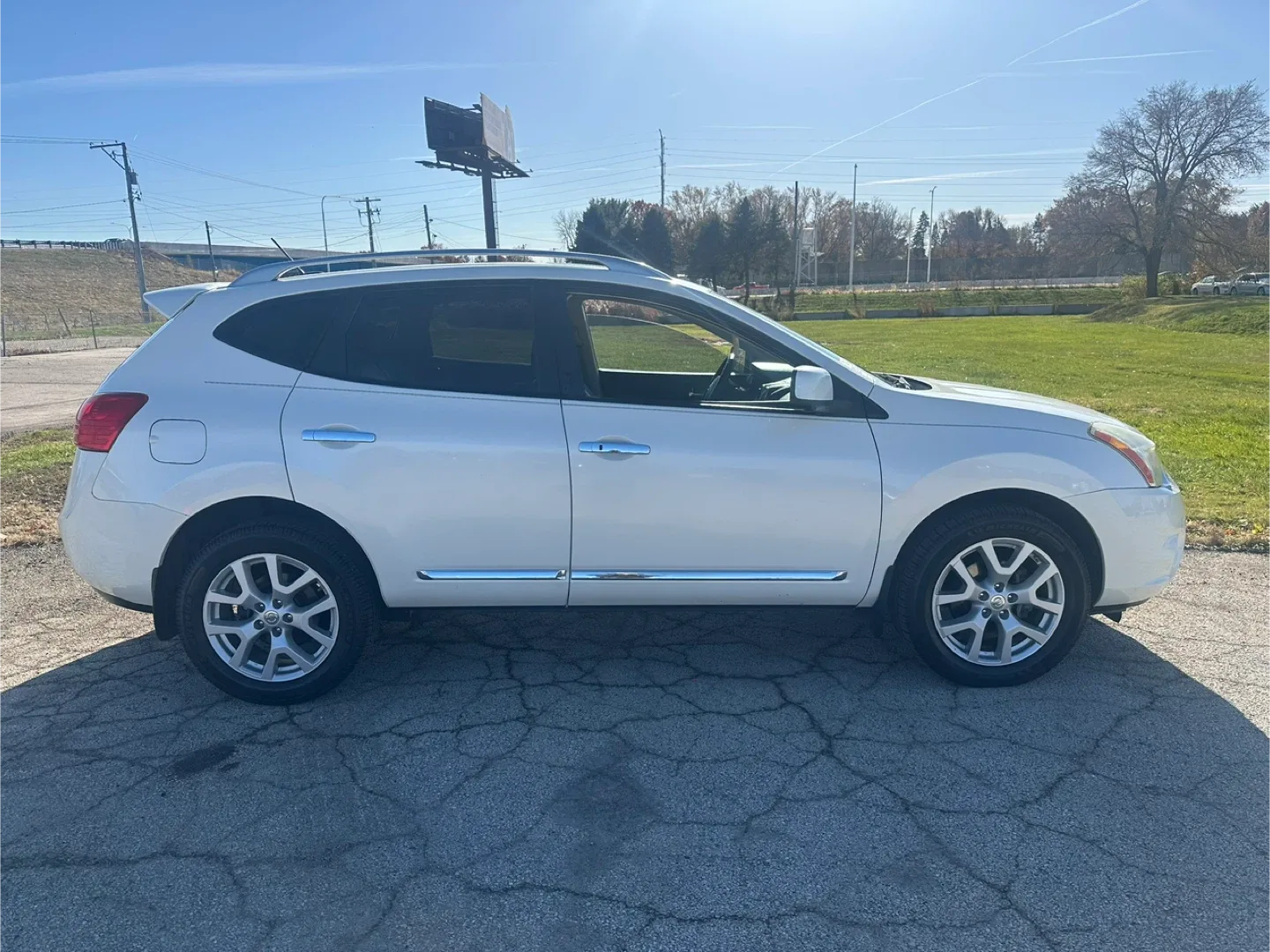 Nissan Rogue SUV - White
