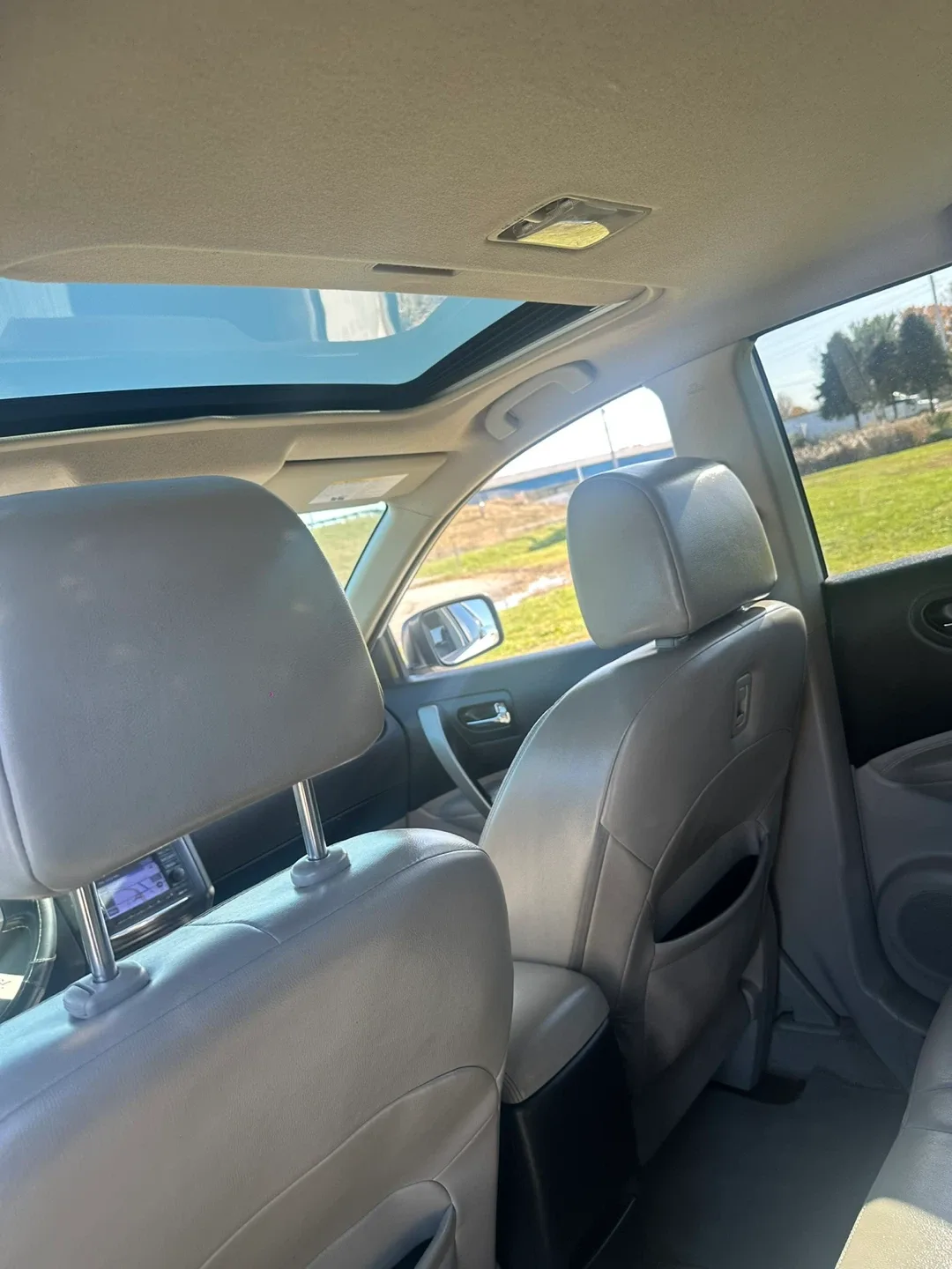 Nissan Rogue SUV - White image indicator(10)