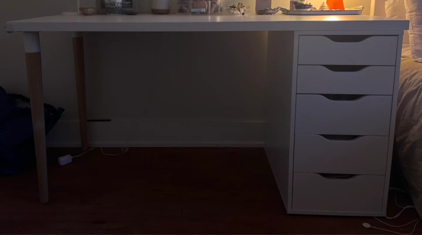 White desk with drawers