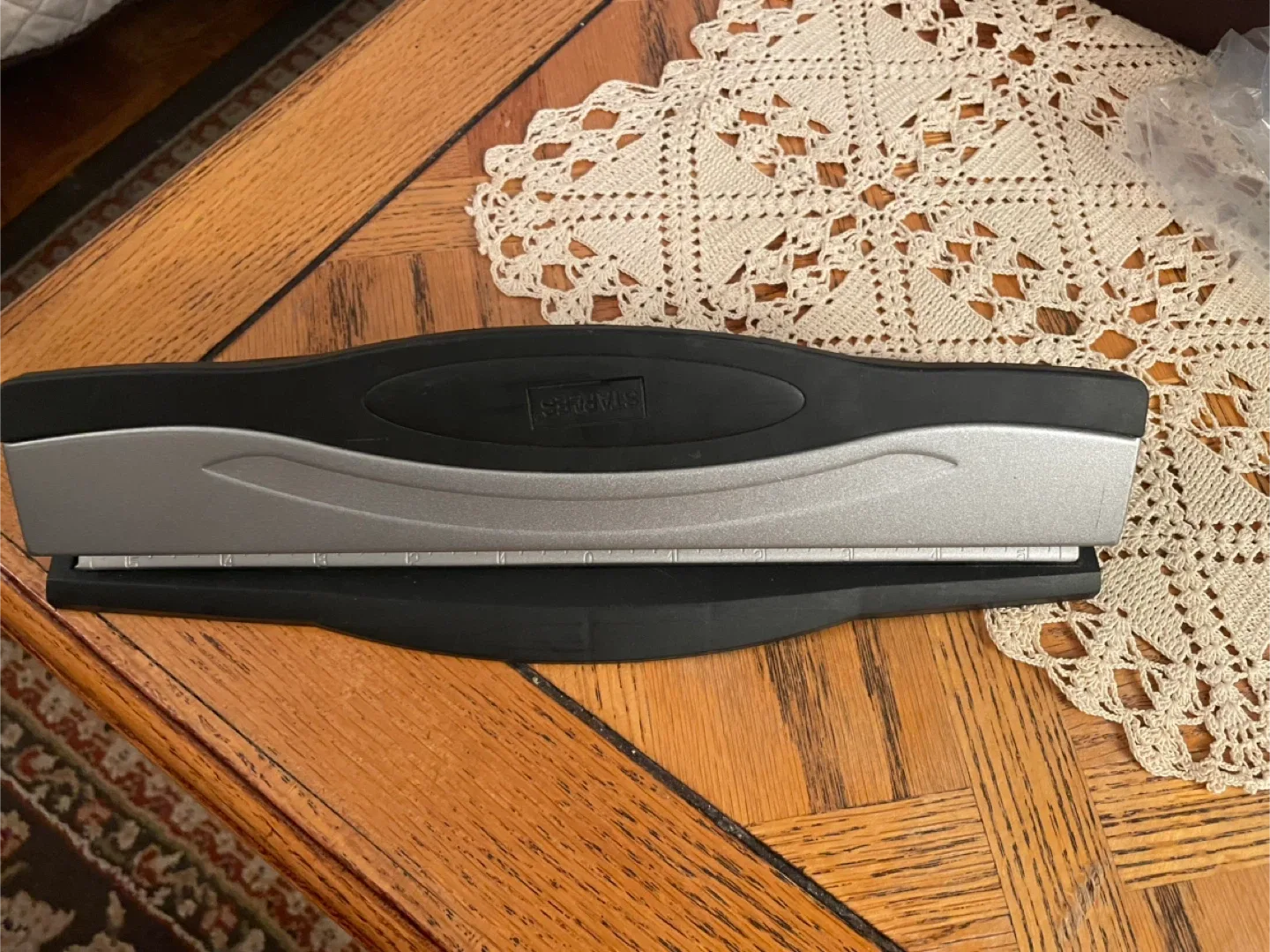 Staples 3 Hole Punch - Black & Silver