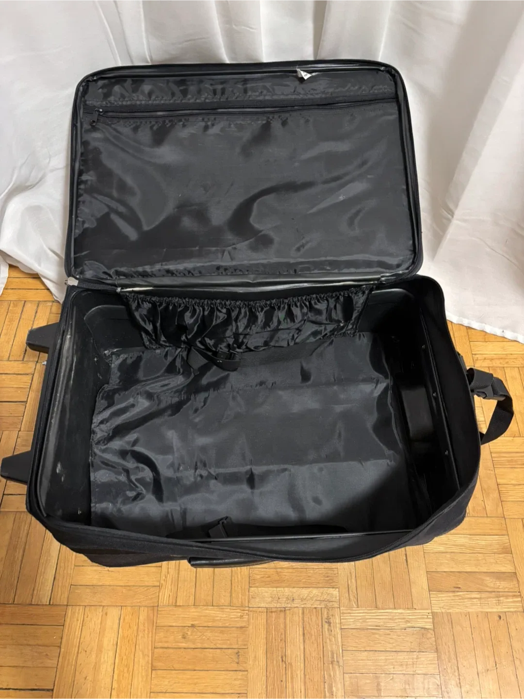 Buxton Black Rolling Suitcase image indicator(4)