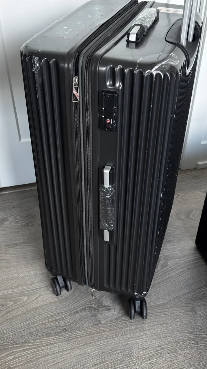 Large  Hard-Shell Suitcase with Spinner Wheels image indicator(4)