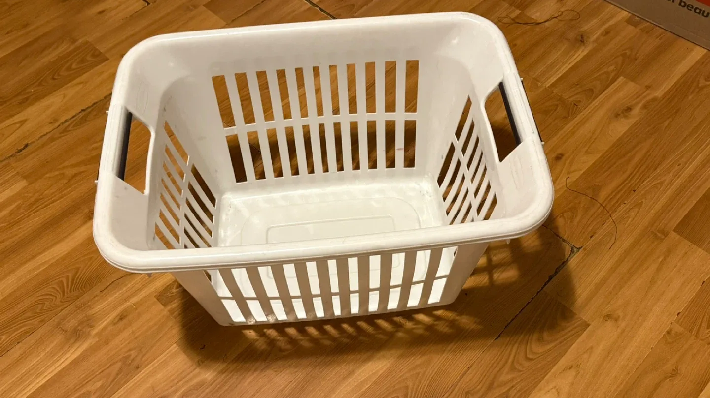 White Plastic Laundry Basket image indicator(2)