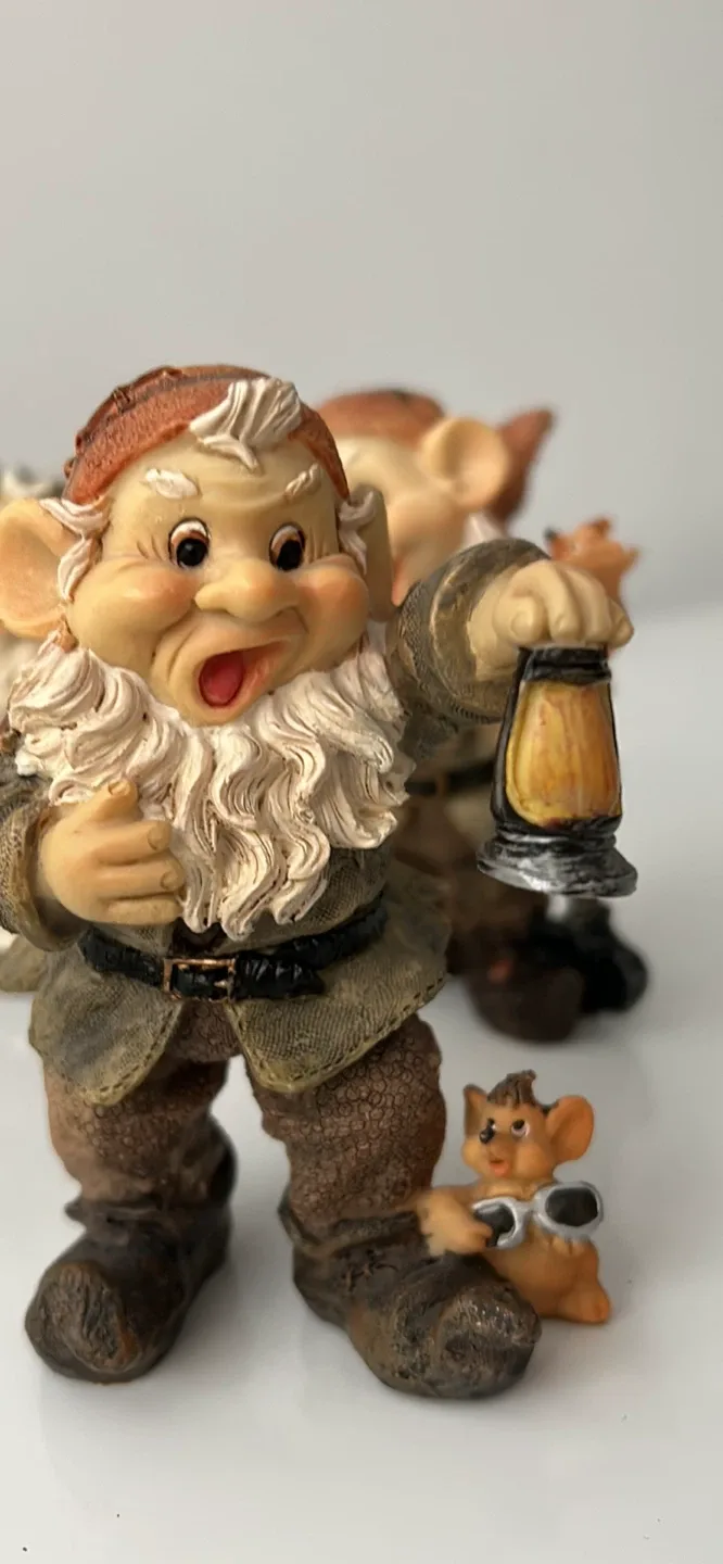 Snow White Dwarfs Figurine Set image indicator(5)