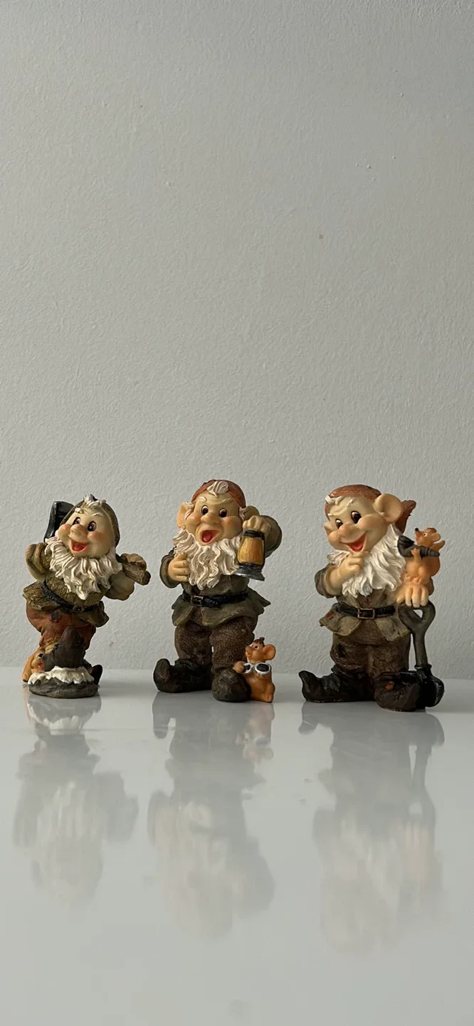 Snow White Dwarfs Figurine Set image indicator(3)
