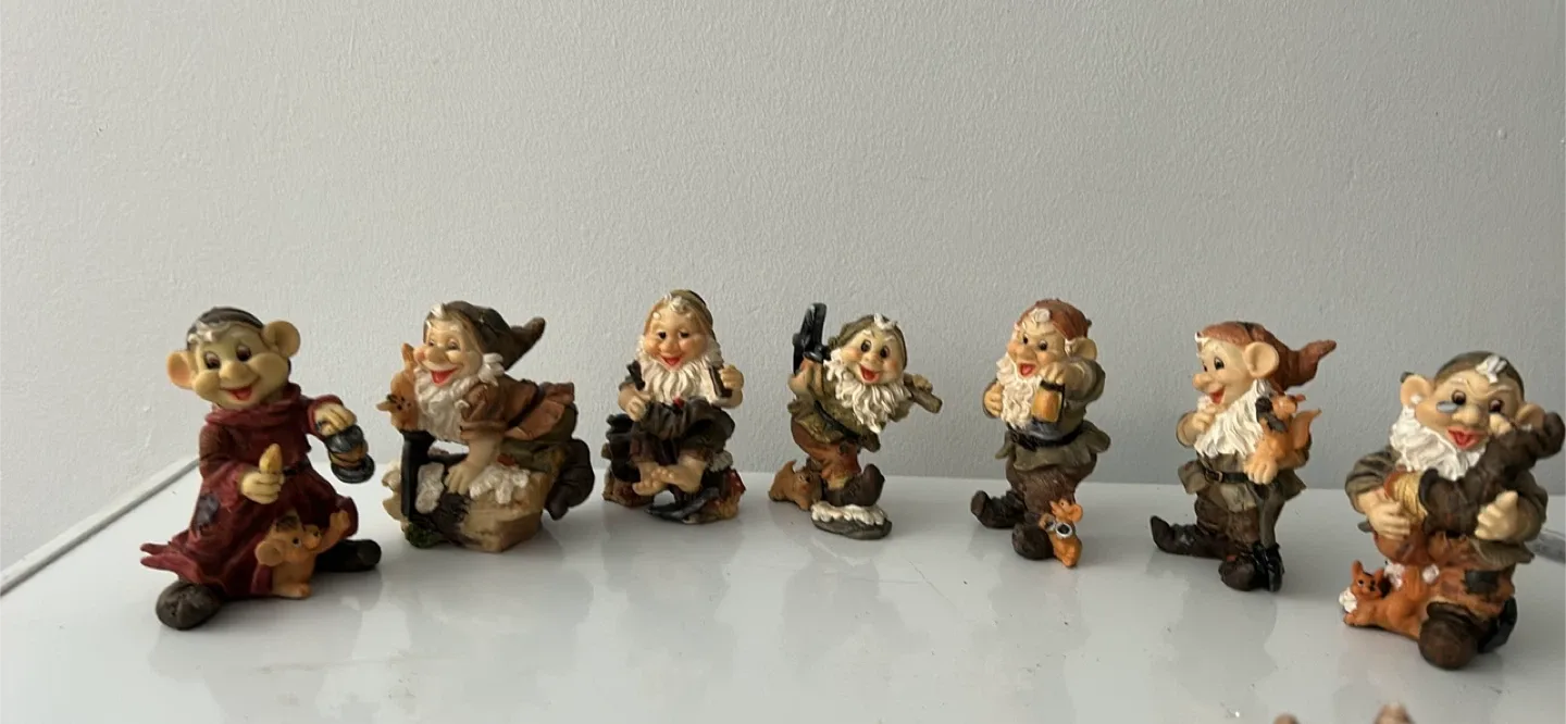 Snow White Dwarfs Figurine Set image indicator(2)