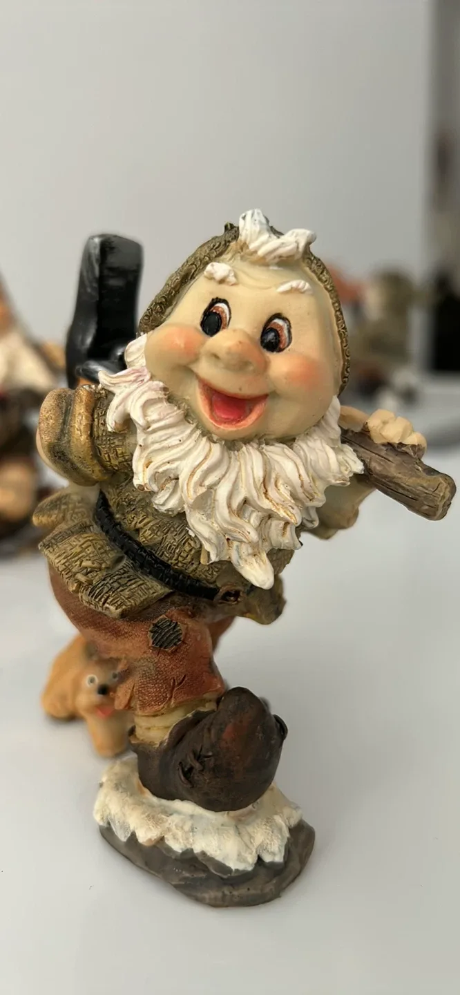 Snow White Dwarfs Figurine Set image indicator(7)