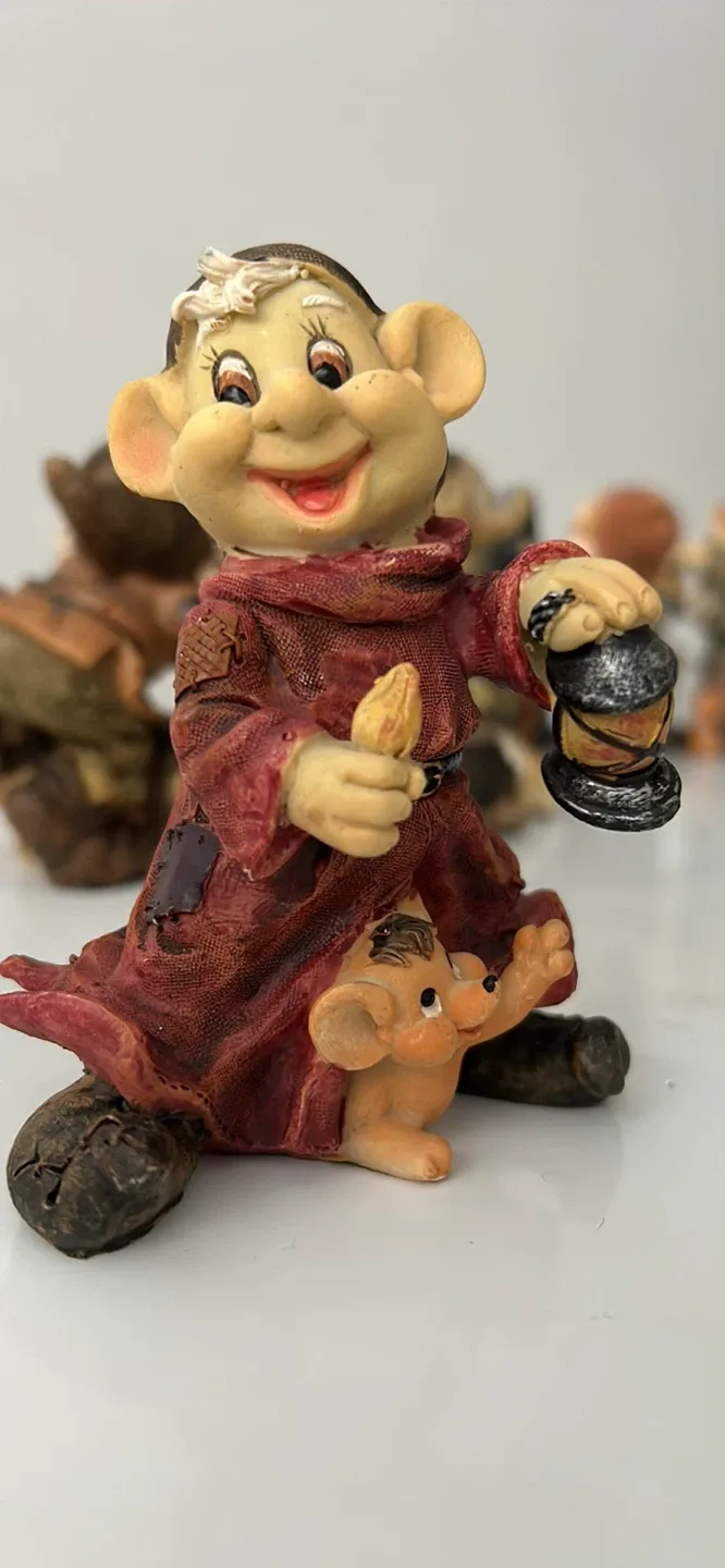 Snow White Dwarfs Figurine Set image indicator(8)