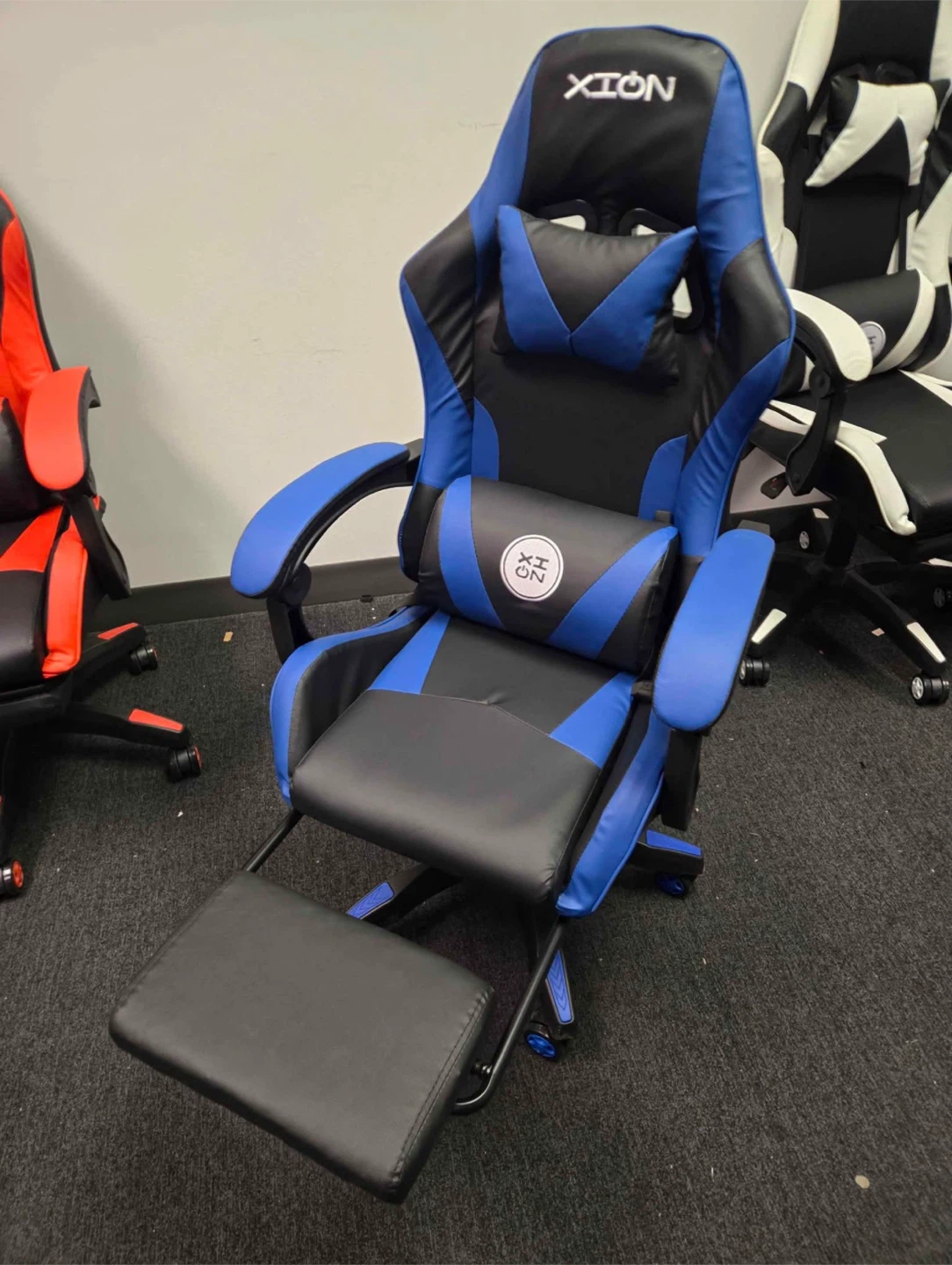 Brand New Gaming Chair With Footrest - photo 3