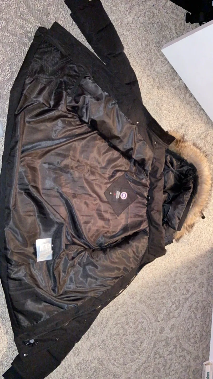 ‼️Canada Goose Wyndham- Size S‼️ image indicator(2)