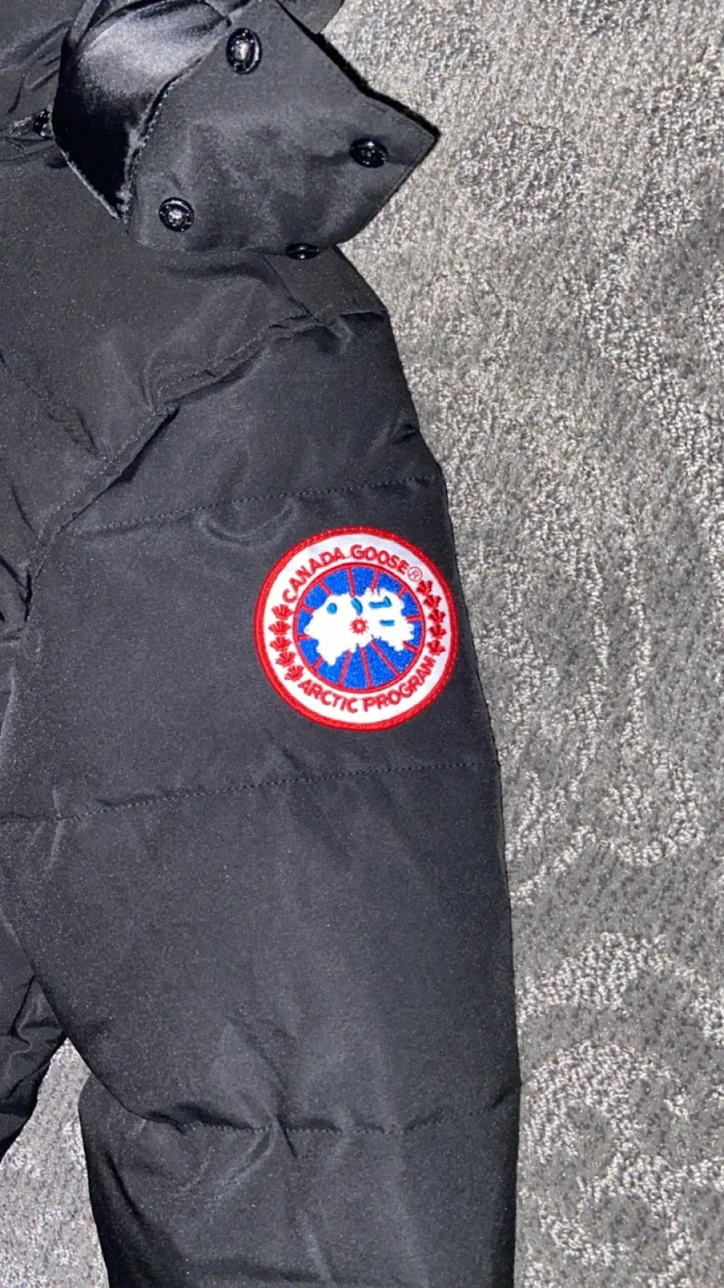 ‼️Canada Goose Wyndham- Size S‼️ image indicator(3)
