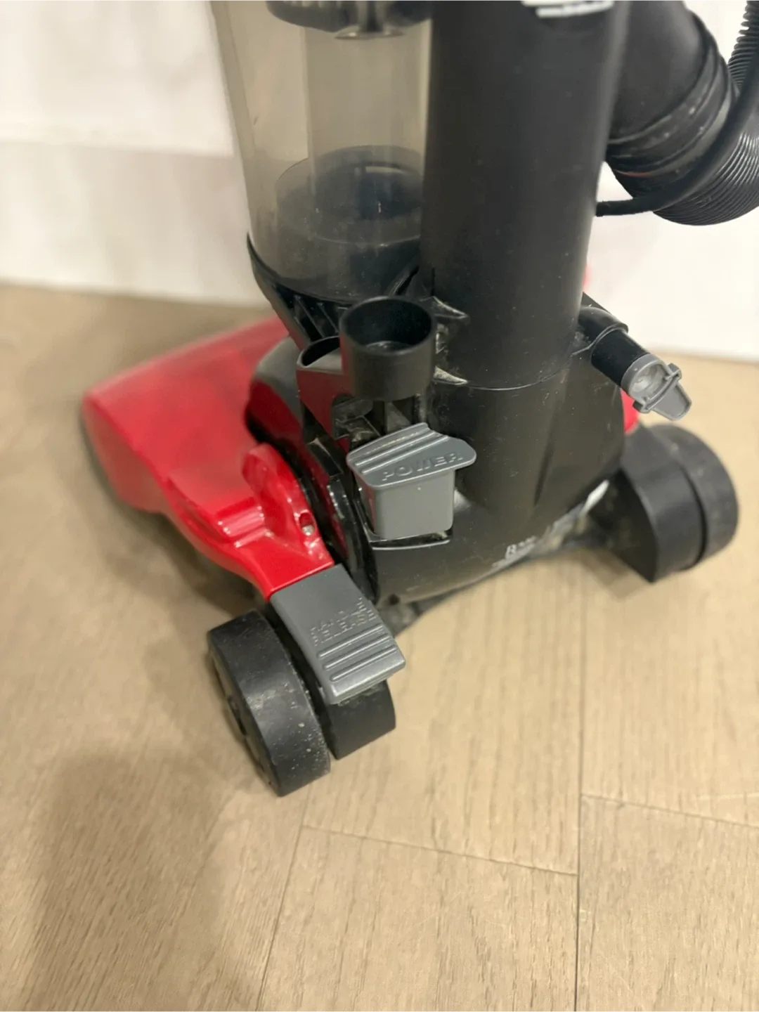 Dirt Devil Featherlite Bagless Upright Vacuum - Red image indicator(3)