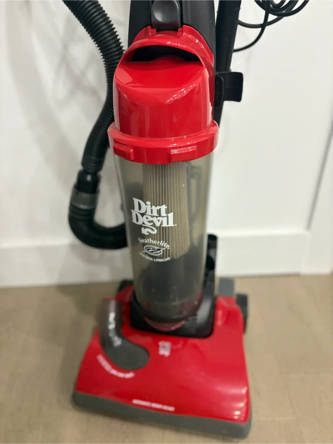 Dirt Devil Featherlite Bagless Upright Vacuum - Red image indicator(4)