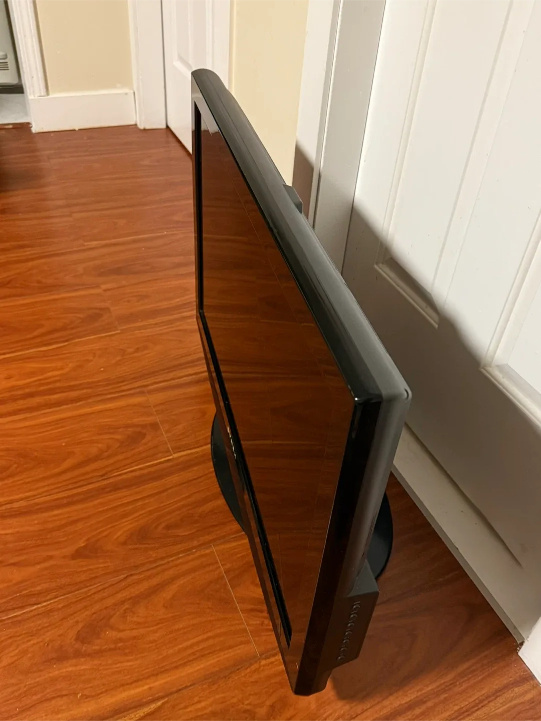 DyneX 32" LCD TV with DVD Player image indicator(3)