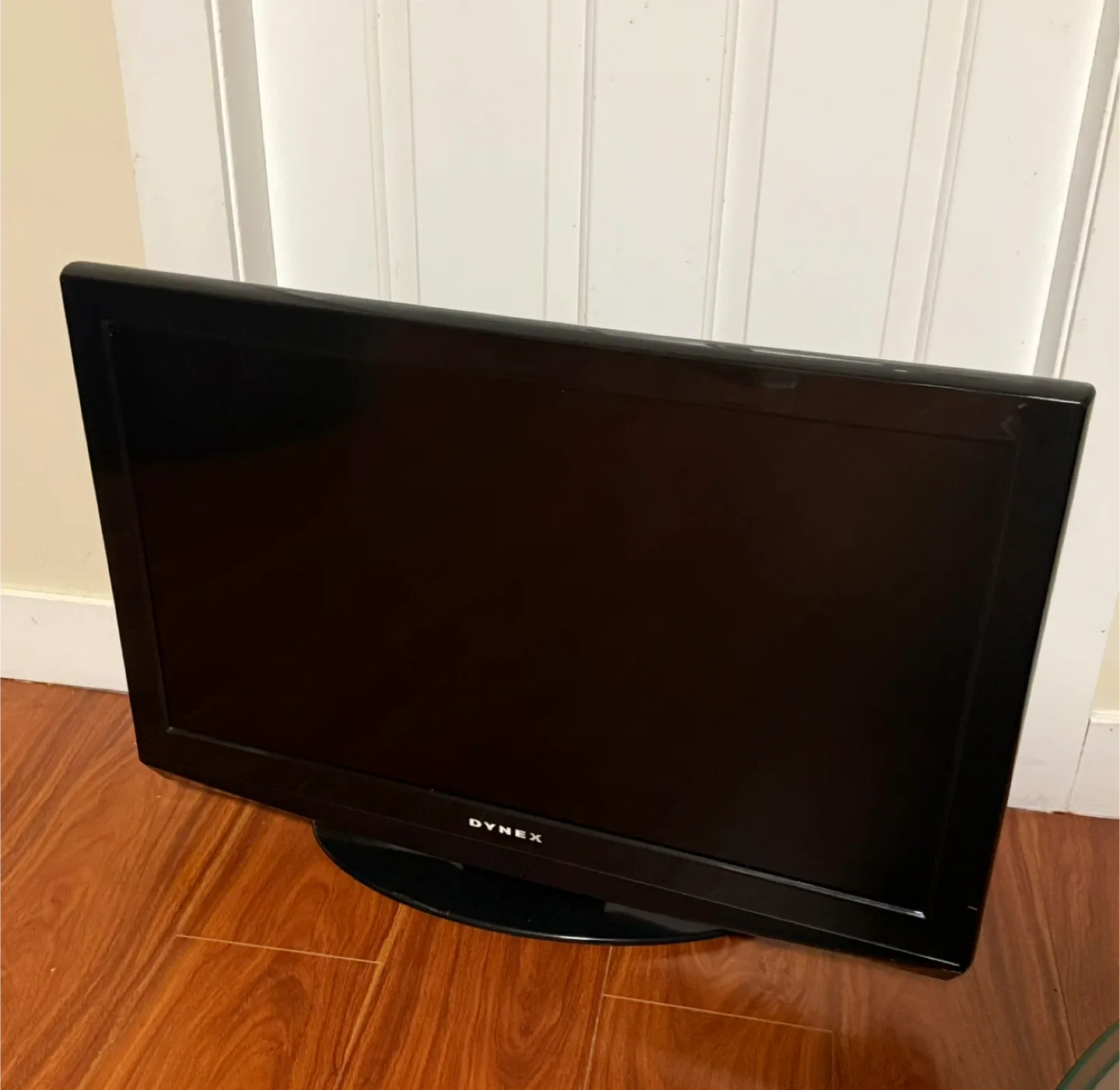 DyneX 32" LCD TV with DVD Player image indicator(2)