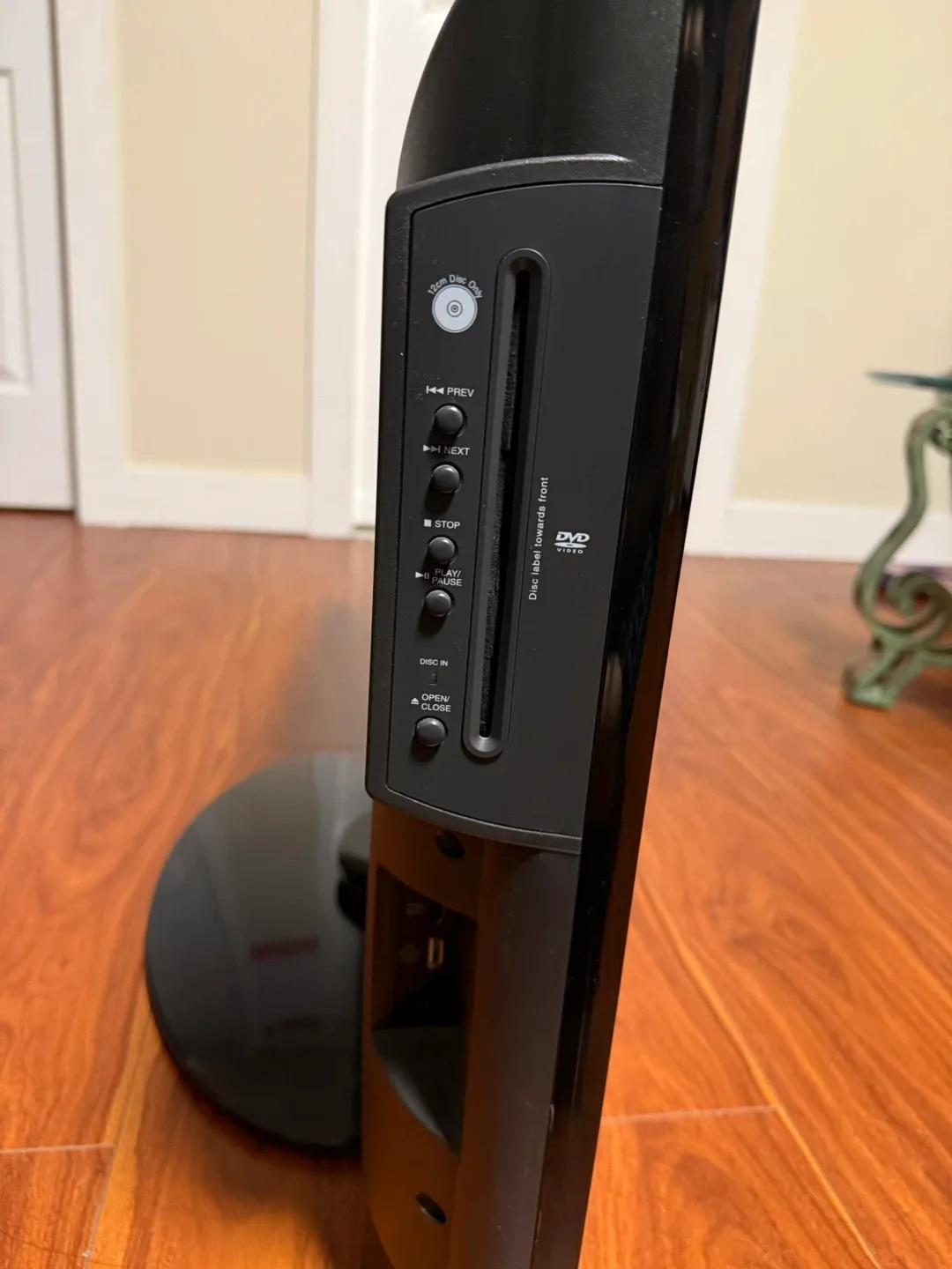 DyneX 32" LCD TV with DVD Player image indicator(5)