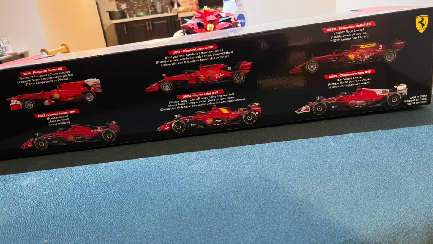 Bburago Ferrari F1 Model Car Set - New in Box! image indicator(2)