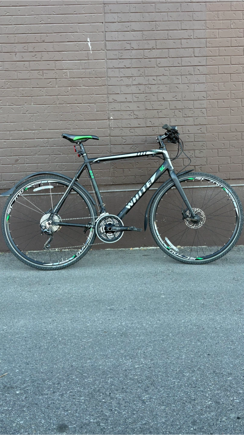 White SC 700 Hybrid Bike