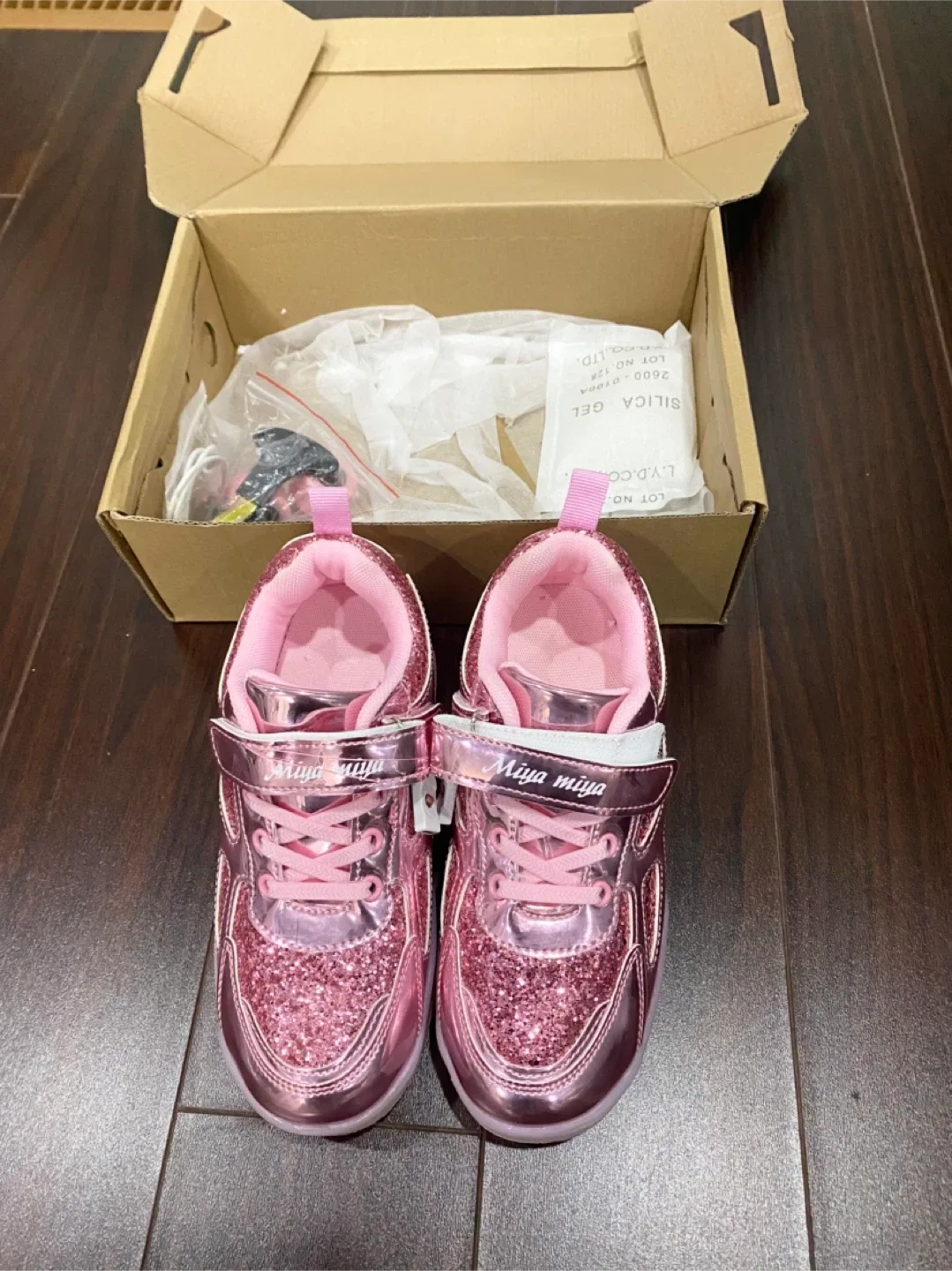 Pink Glitter Light-Up Roller Shoes image indicator(2)