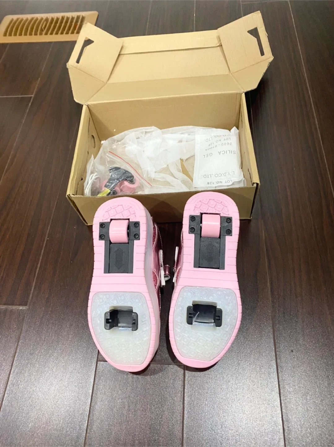 Pink Glitter Light-Up Roller Shoes image indicator(3)