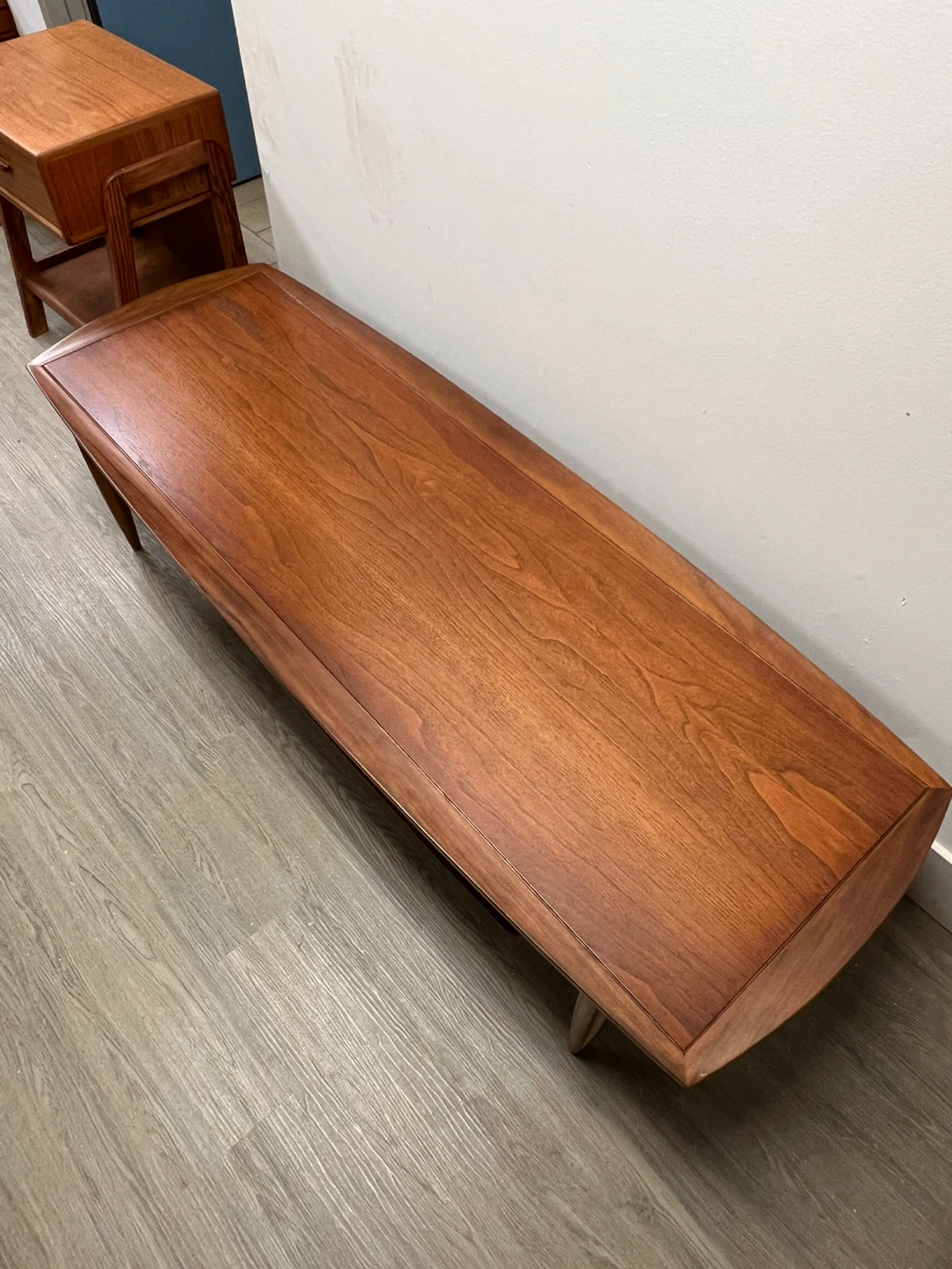 Mcm refinished!!walnut coffee table with magazine shelf - photo 3