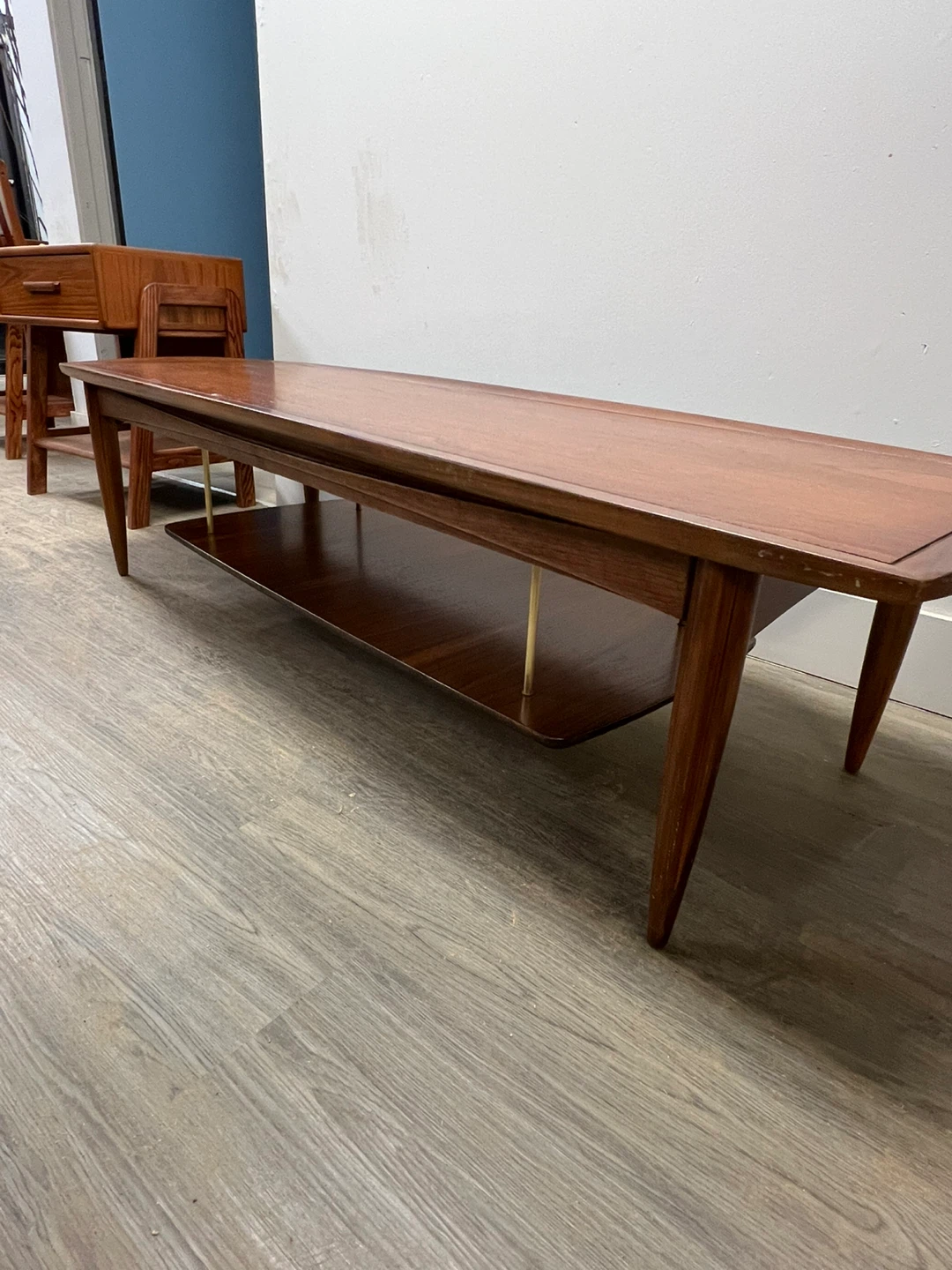 Mcm refinished!!walnut coffee table with magazine shelf - photo 4