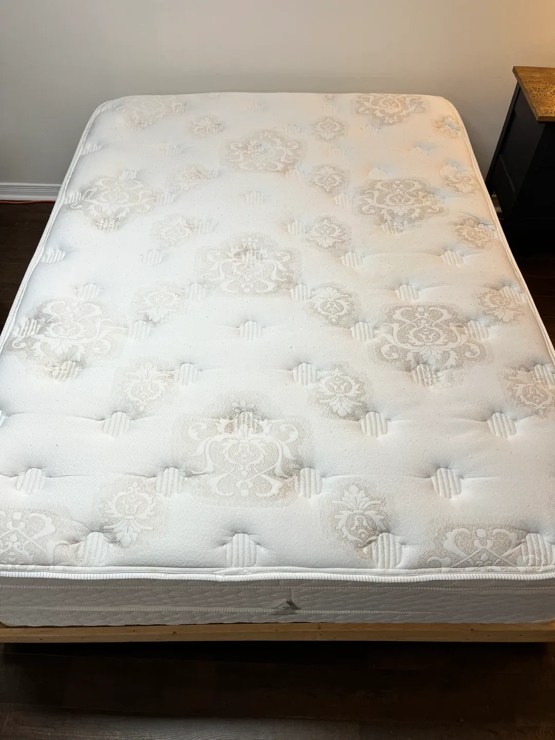 Queen size bed - barely used image indicator(2)