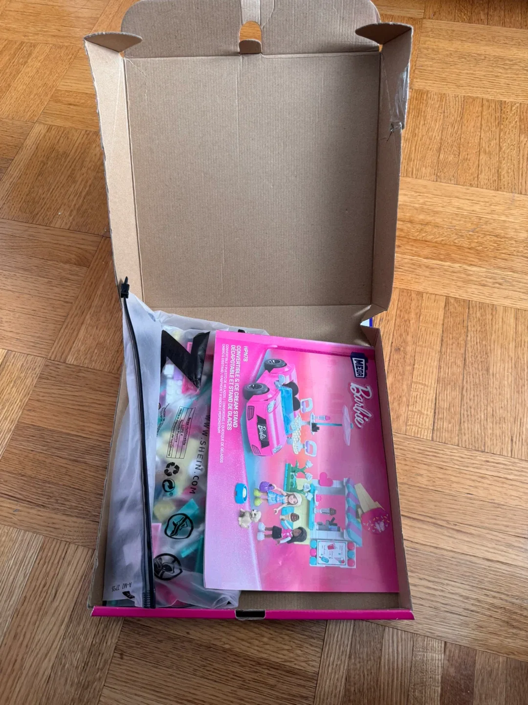 Mega Barbie Convertible & Ice Cream Stand image indicator(2)