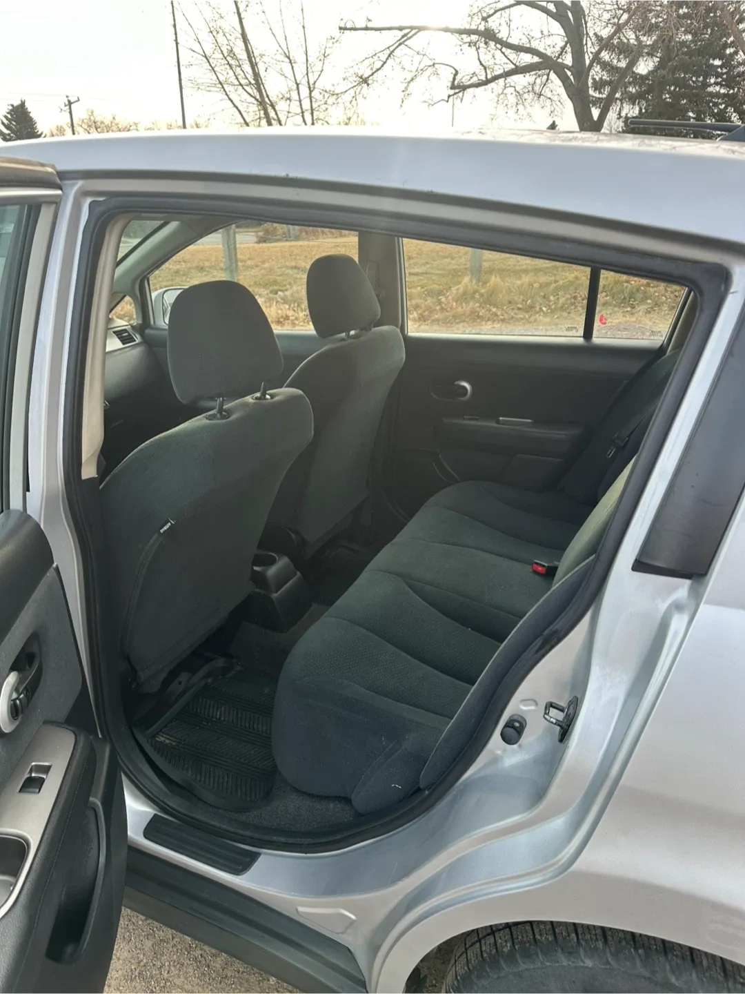 Silver Nissan Versa image indicator(2)