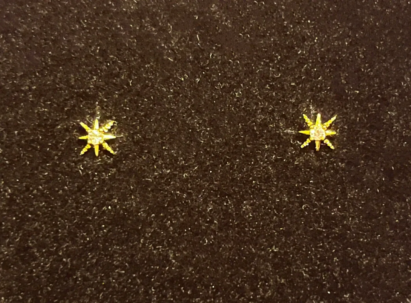 30 Pairs Assorted Styles Earrings Bundle (8 New, 22 Used) image indicator(4)