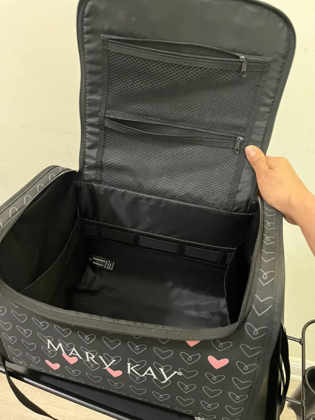 Mary Kay Cosmetic Makeup Rolling Travel Case image indicator(2)