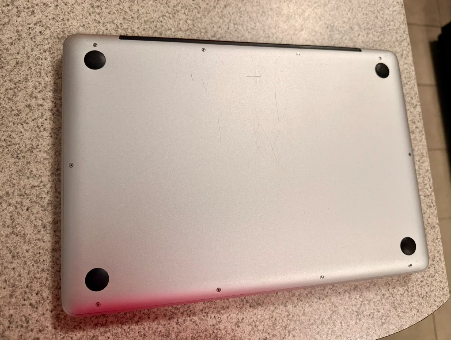 MacBook Pro 2010 – Excellent Condition + Free Case image indicator(5)